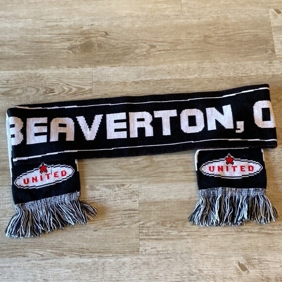 NWOT UNITED BEAVERTON OREGON  UNISEX SOCCER SCARF - Picture 1 of 10